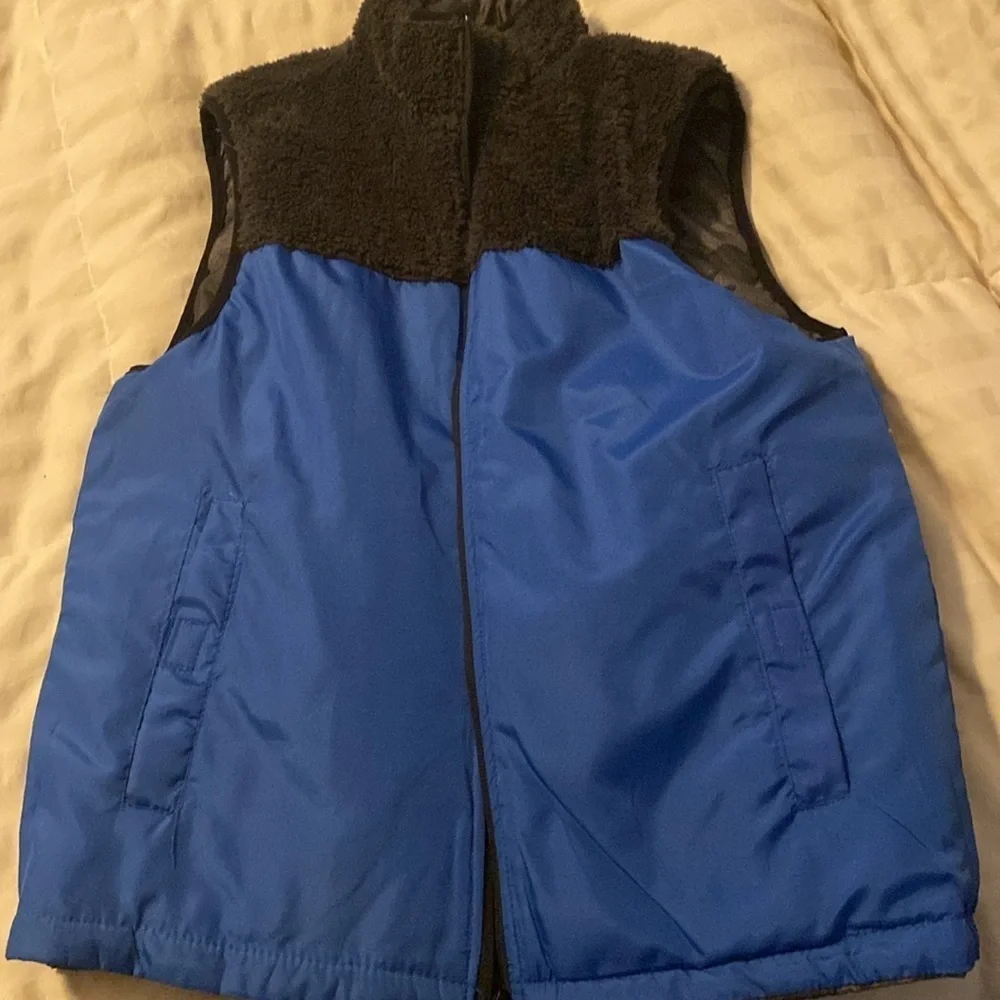 Buffalo reversible vest size 14/16 camo one side and blue with faux fur top opp